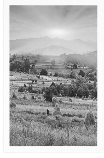 Poster grămadă de fân în munțile carpaților în design alb-negru